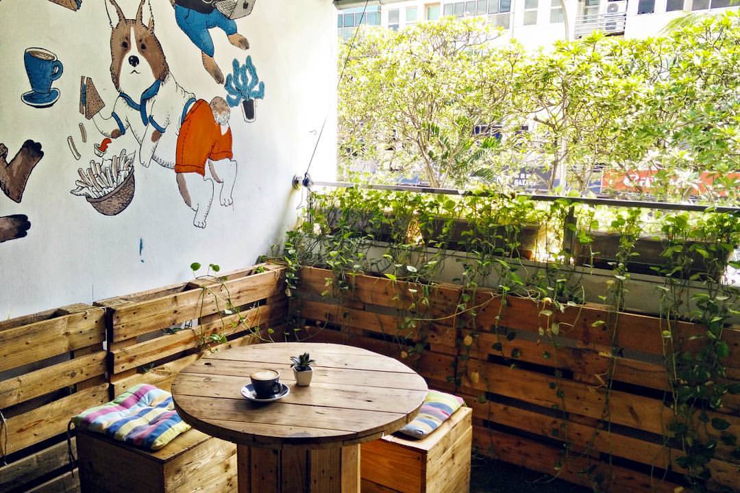 95 Degrés Art Café Review